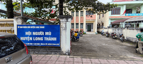 Ức phát thăm hỏi và trao tặng 73 phần quà từ thiện cho hội người mù Long Thành